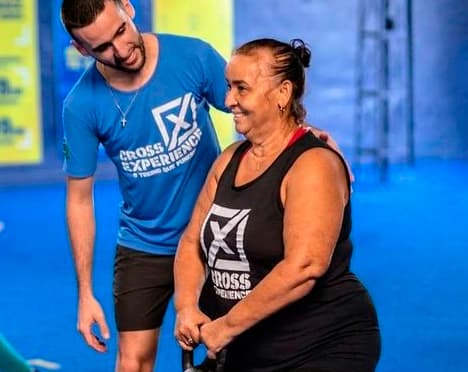 foto senhora treinando cross experience